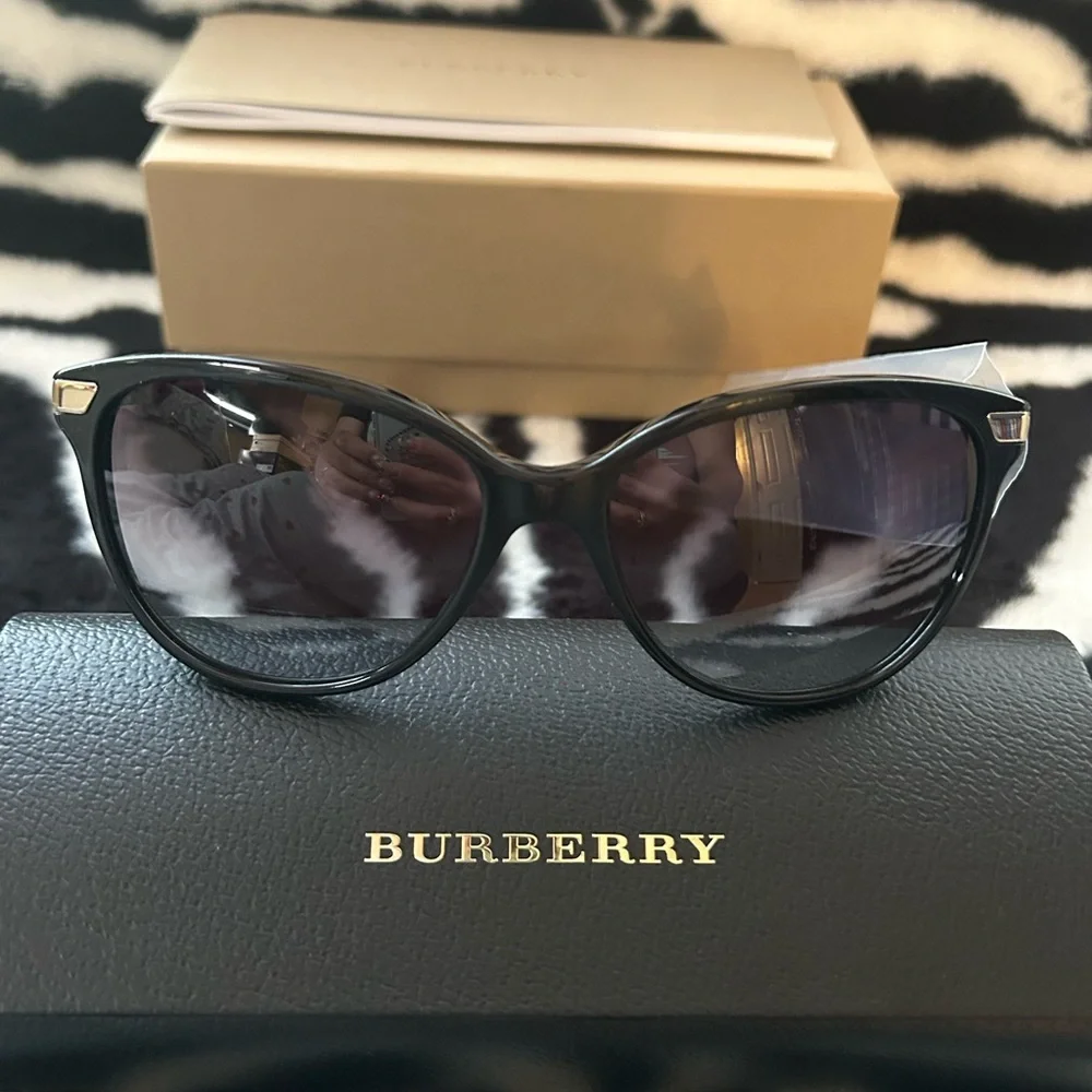 NIB Burberry Cat-eye sunglasses